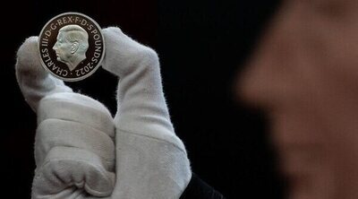 La Real Casa de la Moneda británica presenta las nuevas monedas con el retrato del Rey Carlos III