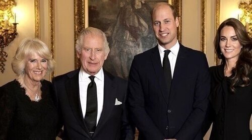 El significativo retrato de los Reyes Carlos y Camilla con los Príncipes de Gales