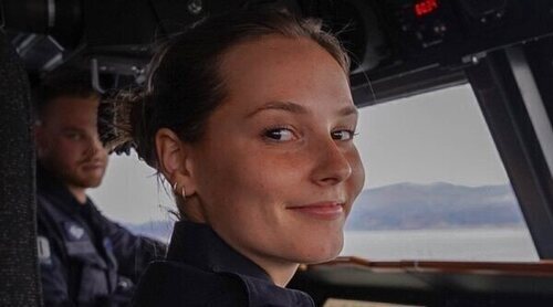 Ingrid Alexandra de Noruega se atreve con todo en la doble visita al Ejército que le regalaron por su 18 cumpleaños