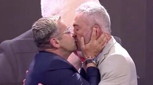Kiko Hernández y Jorge Javier Vázquez protagonizan un apasionado beso 'con lengua' en el plató de 'Sálvame'