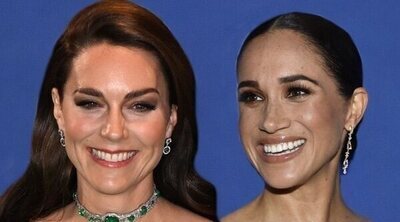 Kate Middleton y Meghan Markle, enfrentadas por sus parecidos estilismos: palabra de honor y joyas de Lady Di
