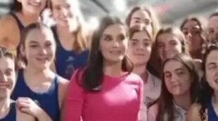 La Reina Letizia, una más entre las chicas de waterpolo del club Canoe