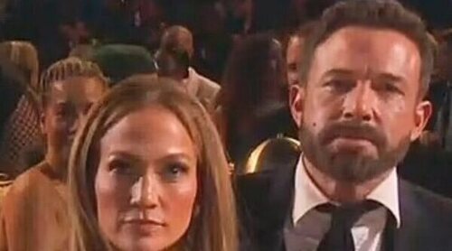 Ben Affleck no estaba de humor en los Grammy 2023: la pillada discutiendo con Jennifer Lopez