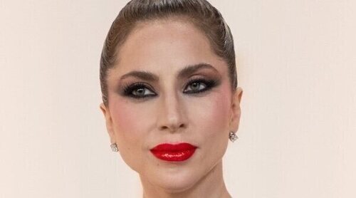 Lady Gaga no duda en ayudar a un fotógrafo tras sufrir una aparatosa caída en la alfombra roja de los Oscar 2023