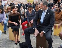 El espontáneo momento que han protagonizado los Reyes Felipe y Letizia al tocar un cajón flamenco