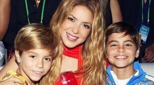 Shakira reacciona a su acusación por fraude fiscal y lleva a sus hijos a unos premios en Puerto Rico