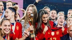 La Reina Letizia y la Infanta Sofía olvidan el protocolo para celebrar con la Selección Española su victoria en el Mundial