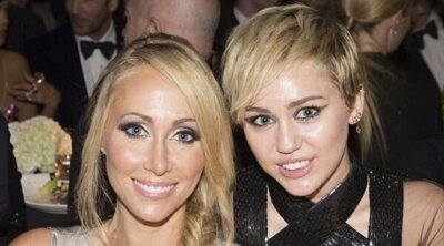 Miley Cyrus, dama de honor en la boda de su madre Tish Cyrus con Dominic Purcell