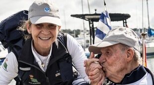 Los gestos de cariño y complicidad del Rey Juan Carlos y la Infanta Elena en el Campeonato del Mundo de Vela