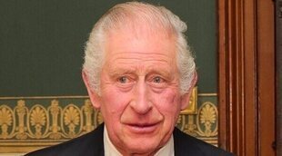 Carlos III se ríe de sí mismo al recordar sus incidentes con las plumas estilográficas que tantas críticas le causaron