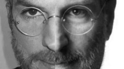 Ashton Kutcher muestra su parecido con Steve Jobs en dos imágenes comparativas