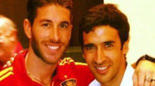 Sergio Ramos aprovecha la visita de Raúl a 'La Roja' en Catar para hacerse una foto con él