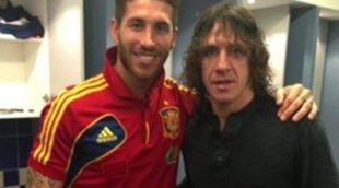 Sergio Ramos felicita a Carles Puyol por sus 100 partidos con 'La Roja' tras derrotar a Uruguay