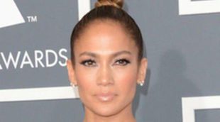 Jennifer Lopez desafía la política de vestuario presumiendo de pierna sobre la alfombra roja de los Grammy 2013