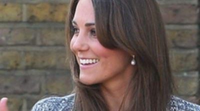 Kate Middleton luce embarazo en su visita oficial a una casa de Action on Addiction