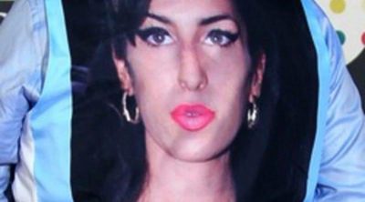 Mitch Winehouse homenajea a Amy Winehouse con una fotografía de su hija en la alfombra roja de los Brit Awards 2013