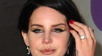 Lana del Rey presume de anillo de compromiso en los premios Brit Awards 2013