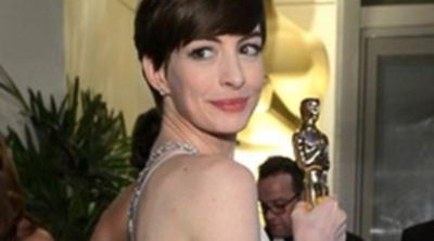 Anne Hathaway pide perdón por haber cambiado un Valentino por el vestido de Prada que lució en los Oscar 2013