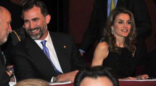 Los Príncipes Felipe y Letizia soportan los abucheos del público del Liceu 
en la ópera 'L'Elisir d'Amore'