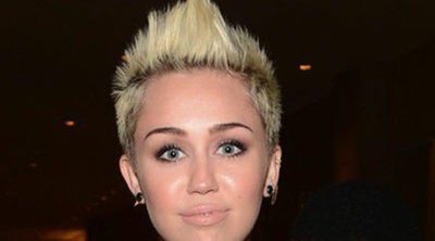 Miley Cyrus se quita el anillo de compromiso tras desmentir la cancelación de su boda con Liam Hemsworth