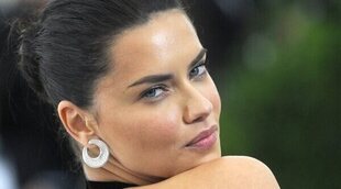 Adriana Lima responde a los comentarios sobre su rostro en su última aparición pública: "Es la cara de una madre cansada"