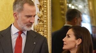Los Reyes Felipe y Letizia muestran su unidad y complicidad en la reunión del Patronato del Instituto Cervantes