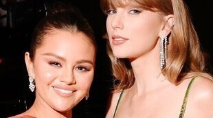 Taylor Swift y Selena Gomez protagonizan un tierno momento fundiéndose en un abrazo en los Globos de Oro 2024