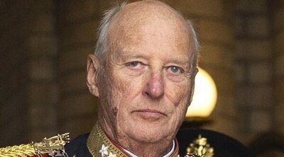 Harald de Noruega ingresa en el Rikshospitalet de Oslo tras su exitoso vuelo a Noruega desde Malasia