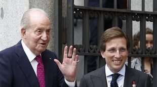 La anecdótica llegada del Rey Juan Carlos a la boda de Almeida: saca al novio para una foto y se le cae el bastón