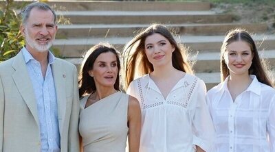 Los Reyes se unen a Leonor y Sofía en los actos previos a los Premios Princesa de Girona: complicidad y todo al 'blanco'