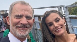 Los Reyes Felipe y Letizia, todo momentazos en la inauguración de los JJOO: selfies, chubasqueros y efusividad