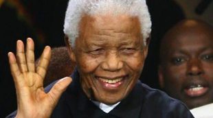 Nelson Mandela regresa a su casa de Johannesburgo tras pasar una noche en el hospital