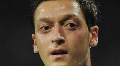 Özil, multado con 500 euros y seis puntos del carné de conducir por realizar un giro prohibido