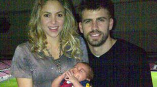 Gerard Piqué y Shakira posan con su hijo Milan para celebrar la victoria del Barça en la Champions