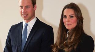 El Príncipe Guillermo y Kate Middleton, aclamados y agasajados con regalos para su bebé en un acto oficial