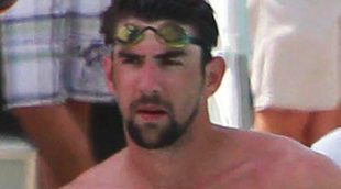Michael Phelps presume de torso desnudo y se relaja en Miami con unos amigos