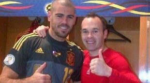 Andrés Iniesta y Víctor Valdés celebran en el vestuario la victoria de La Roja frente a Francia