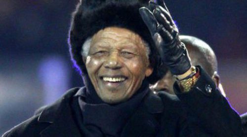 Nelson Mandela regresa a casa después de haber estado ingresado en el hospital diez días por una neumonía