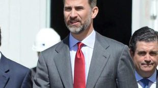 El Príncipe Felipe coincide con Miquel Roca, abogado de la Infanta Cristina, durante su visita a Lleida