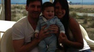 Leo Messi presenta a su hijo Thiago en una fotografía