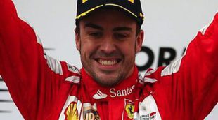 Fernando Alonso celebra su victoria en el Gran Premio de China 2013 junto a Dasha Kapustina