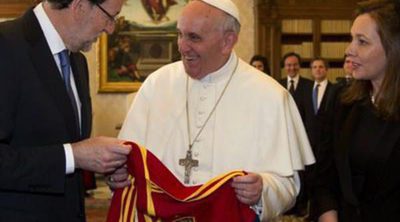 Mariano Rajoy regala al Papa Francisco una camiseta de 'La Roja' tras su audiencia en El Vaticano
