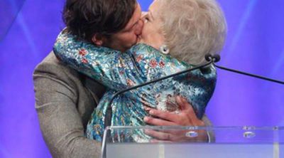 El beso de Betty White y Alex Pettyfer protagoniza la gala de los GLAAD Media Awards 2013