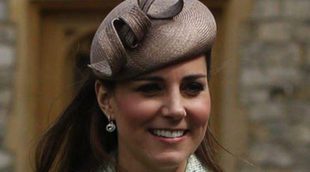 Kate Middleton presume de embarazo con un look primaveral mientras pasa revista a los Scouts