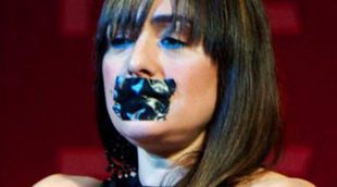 Candela Peña se tapa la boca con cinta adhesiva para recoger un premio en el Festival de Málaga