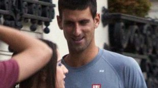 Novak Djokovic firma autógrafos y atiende a sus fans antes de participar en el Open Madrid 2013