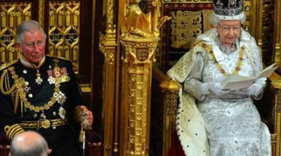 El Príncipe Carlos acompaña a la Reina Isabel II en la lectura del programa legislativo del Gobierno Británico