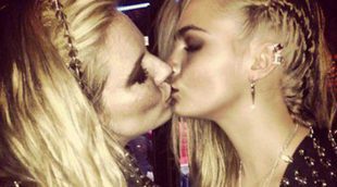 Cara Delevingne se besa con Sienna Miller en la Gala del MET 2013