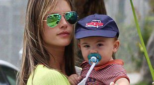 Alessandra Ambrosio, una madre feliz paseando con su hijo Noah Phoenix