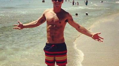 Tom Daley disfruta del sol y la playa, presume de cuerpo y hace piruetas en Florida